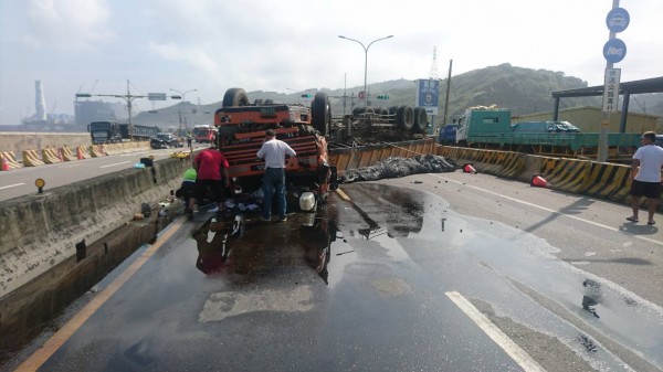 砂石車翻覆佔據2車道，油汙嚴重外洩。（記者曾健銘翻攝）