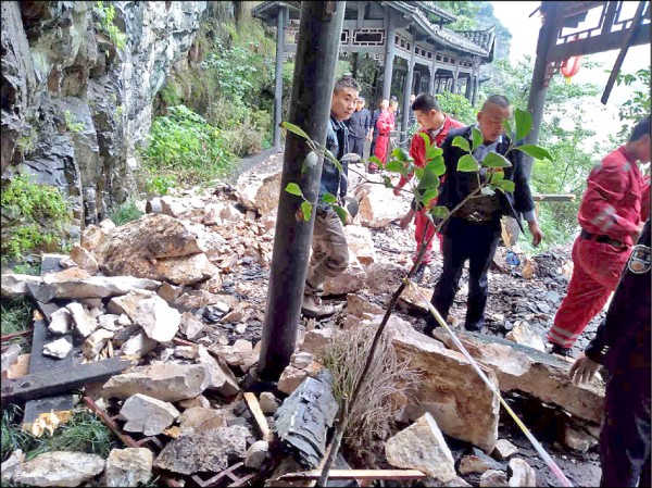 台灣旅行團15日上午在中國湖北省宜昌市三峽景區遭遇落石，目前已知3人死亡、2人受傷。海基會已經接獲通報，正在協商交通部觀光局等單位聯繫了解中。圖為事故現場。（中央社）