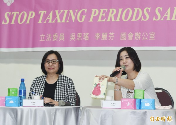 民進黨立委吳思瑤(右)、李麗芬(左)於上週六舉辦「不要向陰道課稅 女性生理用品免稅政策沙龍」記者會,將1.7億元的女性生理用品稅收,專款專用於女性身上。多數網友表示支持,但也有學者表示不解其「專款專用」的邏輯。(記者廖振輝攝) 民進黨立委吳思瑤(右)、李麗芬(左)於上週六舉辦「不要向陰道課稅 女性生理用品免稅政策沙龍」記者會,將1.7億元的女性生理用品稅收,專款專用於女性身上。多數網友表示支持,但也有學者表示不解其「專款專用」的邏輯。(記者廖振輝攝)
