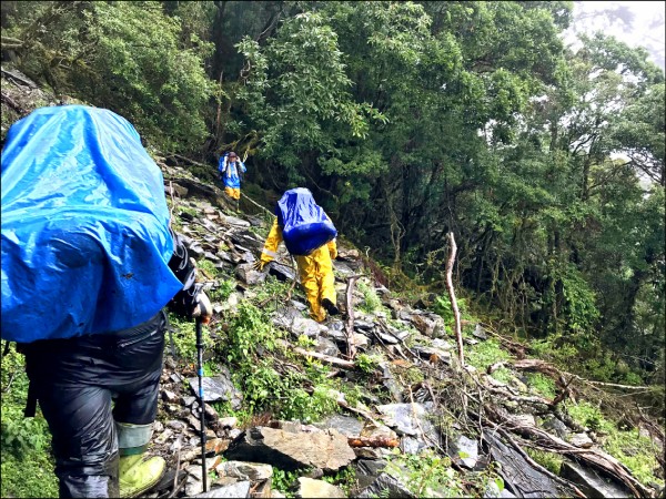 高市消防局六大隊救難人員和民間團體在險惡的深山峻嶺搜尋。（記者蘇福男翻攝）