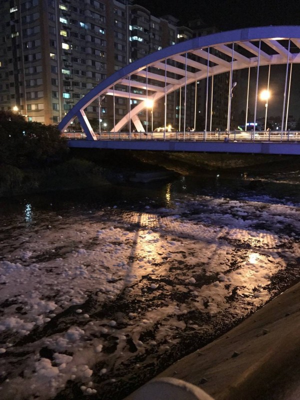 桃園區三民路朝陽公園段的東門溪（南崁溪支流）出口處昨晚出現大量泡沫，環保局漏夜徹查找不到兇手。（記者陳昀翻攝）