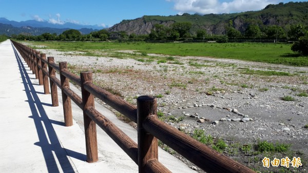 卑南溪多功能環境教育解說園區預定地對岸，是著名的地質美景「利吉惡地」。（記者黃明堂攝）