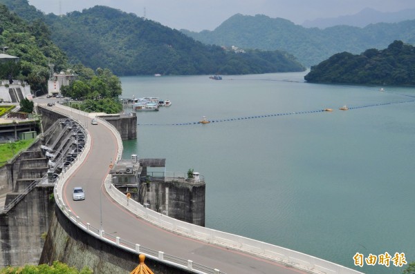 卡努與東北季風共伴，石門水庫重回滿水位。（記者李容萍攝）