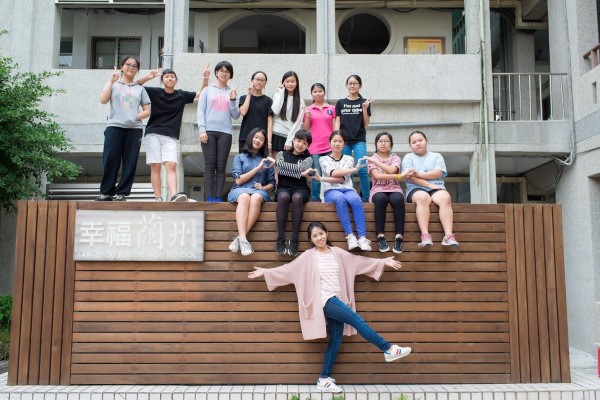 台北市立蘭州國中老師黃直美（前一），獲教育部肯定為友善校園獎的傑出導師，她幫學生找到人生中的亮點，更讓被稱為「睡覺大王」的孩子有了舞台，可以展現自己的興趣，建立起自信。 （圖由黃直美提供）