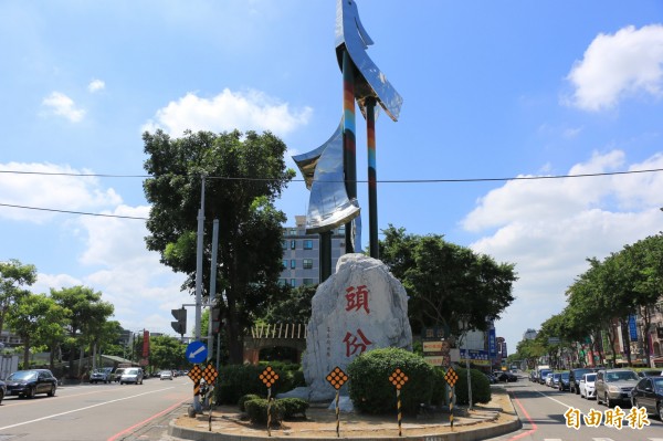 位於頭份重要聯外幹道自強路及中華路口的上地標公園是頭份重要門戶。（記者鄭名翔攝）