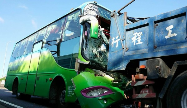 國道1號彰化交流道南下匝道今天下午驚傳遊覽車追撞大貨車事故，遊覽車頭嚴重毀損。（記者湯世名翻攝）