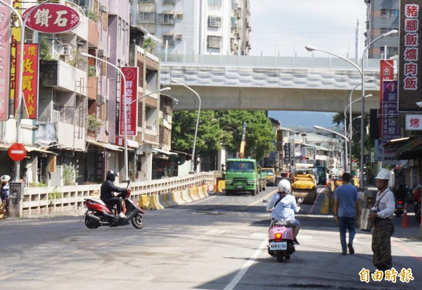 東山路地下道歷經6個月施工填平，主線道明天雙向通車。（記者蔡淑媛攝）