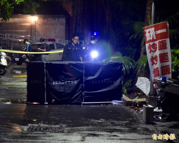 台灣大學校園凌晨發生潑不明液體案件，造成1死3傷，警方獲報到場處理。（記者黃耀徵攝）