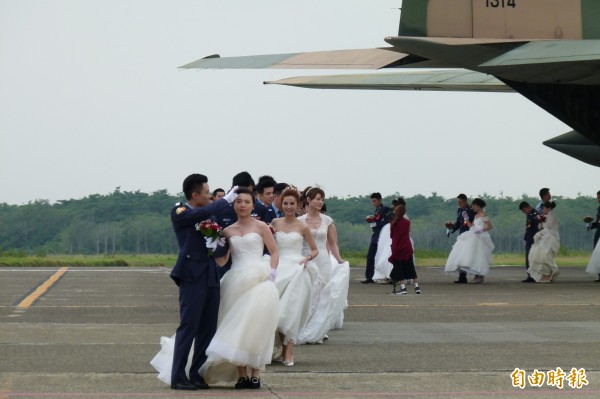 新人們搭乘Ｃ-130禮機到達嘉義空軍基地。（記者蔡宗勳攝）