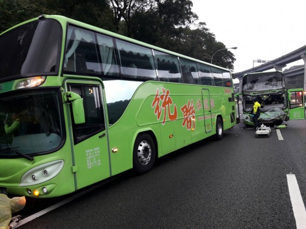 國道1號北上38.4K處今早發生2輛統聯的遊覽車追撞車禍，共造成7人受傷。（新北市消防局提供）