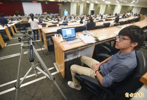 台灣大學21日舉行106學年度第1次校務會議，學生會提案進行會議全程直播，最後遭投票否決。（記者廖振輝攝）
