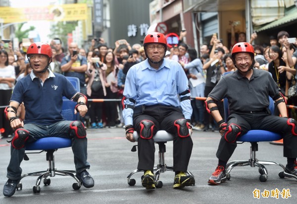 台北市文昌家具街今、明兩天舉辦「樂活台北 競速文昌」活動，首次在台北大玩辦公椅競速，台北市長柯文哲（中）下場體驗，第一趟花了20多秒才跑完，被圍觀民眾和媒體嘲笑「龜速」。（記者簡榮豐攝）