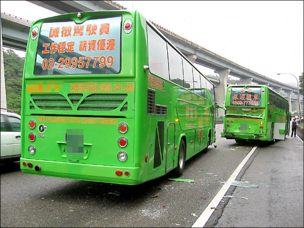 國道1號北上38.4K處昨發生2輛統聯客運追撞車禍，後方車輛駕駛加6名乘客輕傷送醫。（記者王宣晴翻攝）