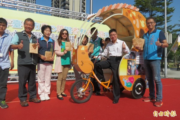 台中市打造「雙老鬆餅餐車」助身障雙老家庭自力更生。（記者蘇孟娟攝）