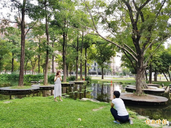 大東公園被譽為「忘憂森林」，吸引民眾拍照留念。（記者陳文嬋攝）