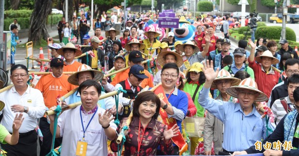 台北市客委會22日舉辦「2017台北客家義民嘉年華」挑擔踩街活動，台北市長柯文哲（前右）挑起扁擔率領遊行隊伍一同擊鼓出發。（記者劉信德攝）