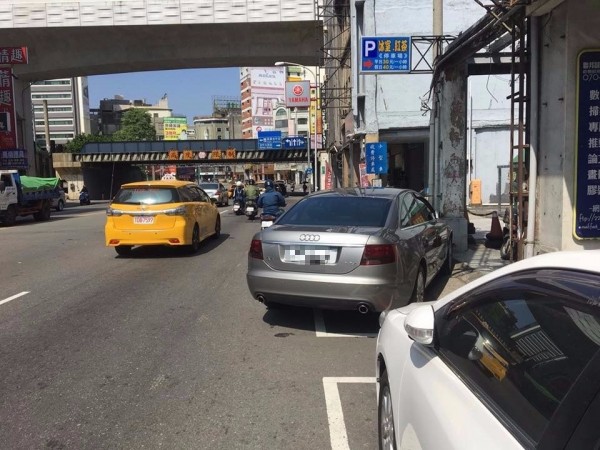 有網友發現，一名開名車的駕駛把汽車車尾巴停在車格外面。（圖擷自臉書「爆廢公社」）