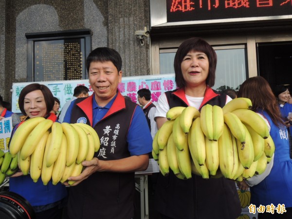 高市議員拿起在地香蕉賣力推廣，為香蕉品質背書（記者王榮祥攝）