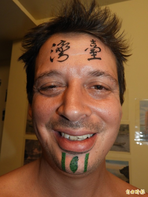 熱愛台灣在額頭刺青「臺灣」的老外羅翰，今天凌晨酒駕被逮。（資料照，記者葛祐豪攝）