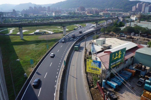 五股交流道南下出口匝道，增加往新莊方向1車道，有效紓解壅塞情況（圖：高公局提供）