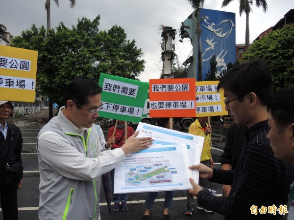 立委江永昌（左）向中央爭取前瞻預算，希望自強游泳池除了蓋公園，還要停車場。（記者翁聿煌攝）