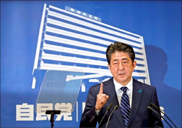 日本自民黨在這次眾議院大選中大獲全勝，安倍晉三昨以黨魁身分要求黨幹部「謙虛」接受、「真摯」應對，隨時保持緊張感。（路透）