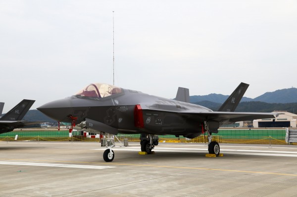 美軍太平洋司令部表示，美國11月初將部署12架F-35A戰鬥機、300名美軍飛行員與維修人員在日本沖繩的嘉手納基地。照片為F-35A在「2017首爾國際航空航太暨軍工業展覽會」（Seoul ADEX 2017）展示畫面。（彭博）