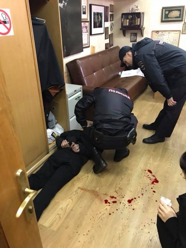 俄羅斯《莫斯科回聲》廣播電台遭歹徒闖入行兇，保全員將他制伏後交由警方處理。（歐新社）