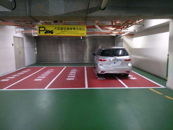 有汽車駕駛直接停放在賣場為大型重機劃設的專屬車位。（圖擷取林口大家庭）