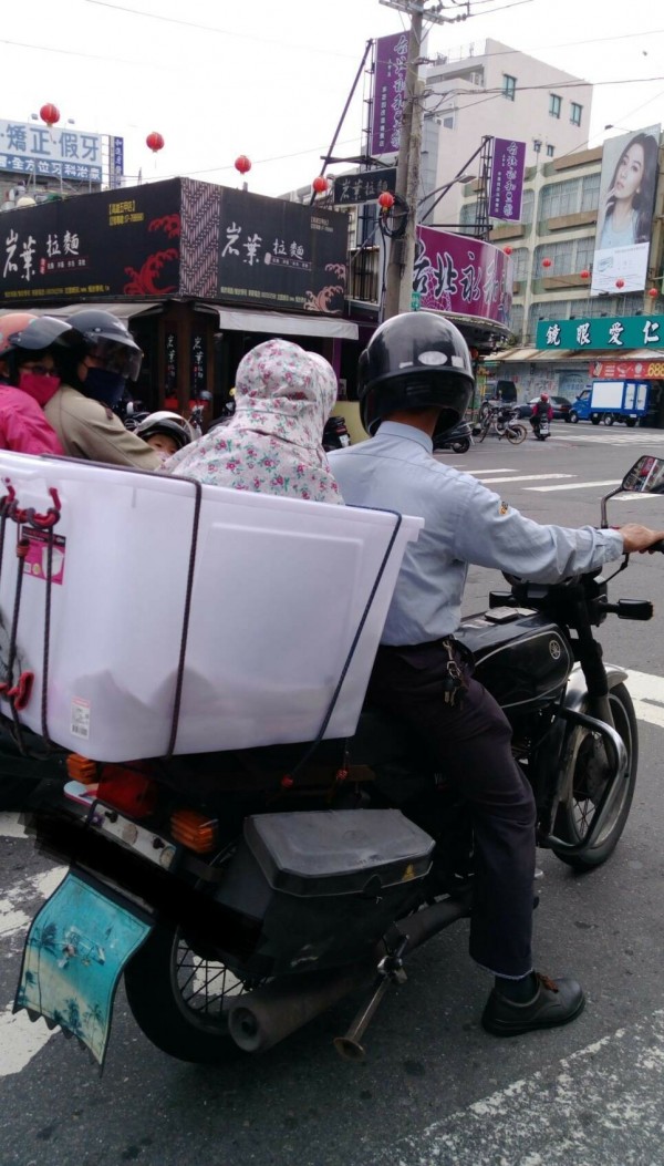 有網友在網路PO文指出，日前在路上巧遇前方有一對「夫妻」騎機車雙載，但坐在後方、只戴著遮陽帽的「老伴」，竟然是坐在塑膠箱裡。（圖擷自Dcard）