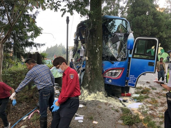 山富旅行社接待台南大同基督教長老教會團體的國旅團，今天下午在仁愛鄉台14甲線清境農場國民賓館附近，發生遊覽車失控衝撞路樹意外。（民眾提供）