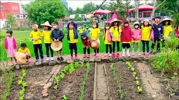 綠島大象爸爸李孟發將食農米教育推廣給國小學童，帶學童到客家文化園區參觀蔬果種植，親近大地。（李孟發提供）