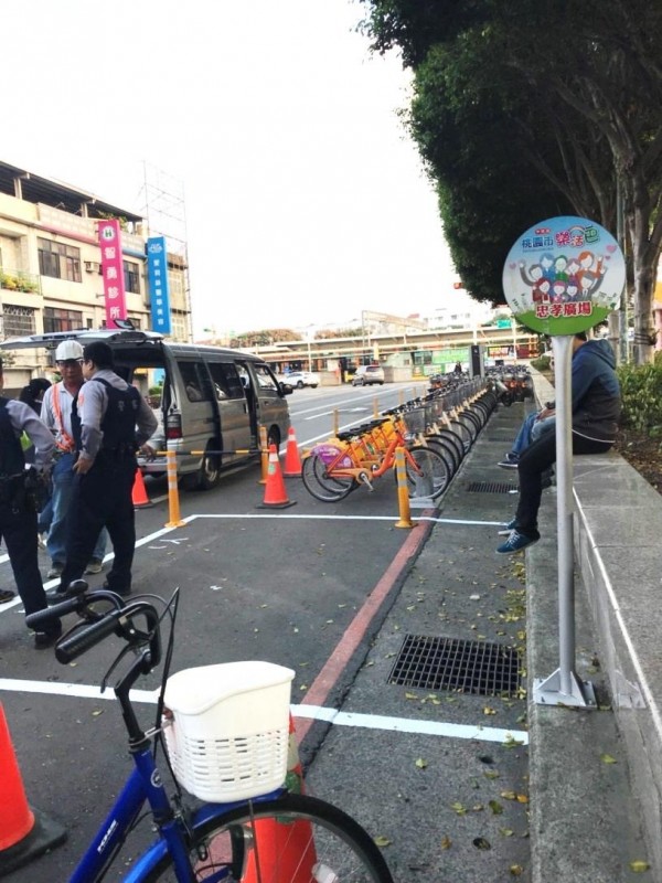 內壢火車站前的忠孝廣場，連公車站牌前都被劃設儲車格。（市議員葉明月提供）