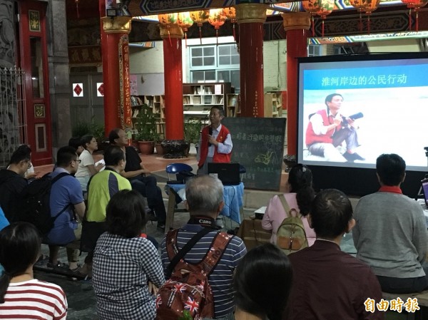 霍岱珊拿起麥克風，在海尾朝皇宮廟口開講。（記者邱灝唐攝）