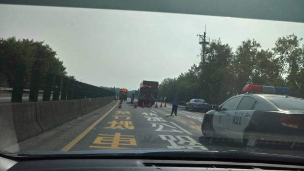 台86線車禍波及工程車。（記者黃文瑜翻攝）