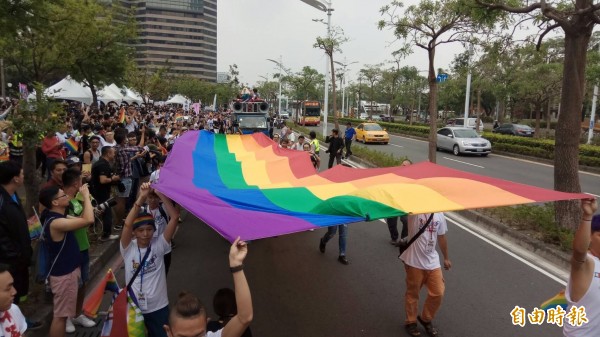 2017年第15屆台灣同志遊行將於週六（28日）正式展開，中國國民黨青年團以「國民黨青年團」首度報名參加。圖為2016年高雄同志遊行。（記者洪定宏攝）