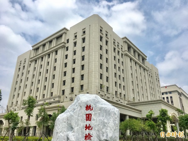 北監兩受刑人不滿獄友陳男霸佔廁所、講話講不停，一起毆打陳男惹上官司，事後兩人與陳男達成和解，陳男也撤告，今桃園地檢予以不起訴處分；圖為桃園地檢署外觀。（記者魏瑾筠攝）