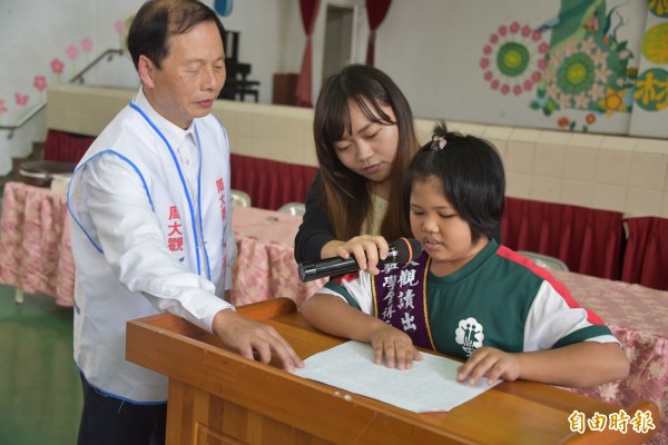 林邊國中「全盲天使」黃雅鈴逆境向上，榮獲周大觀基金會讀出希望獎學金。（記者葉永騫攝）