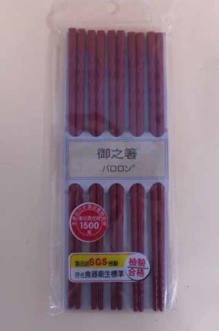 台北市衛生局抽驗30件美耐皿食品容器具，發現1件美耐皿筷子驗出甲醛及高錳酸鉀消耗量超量，不符規定。（北市衛生局提供）