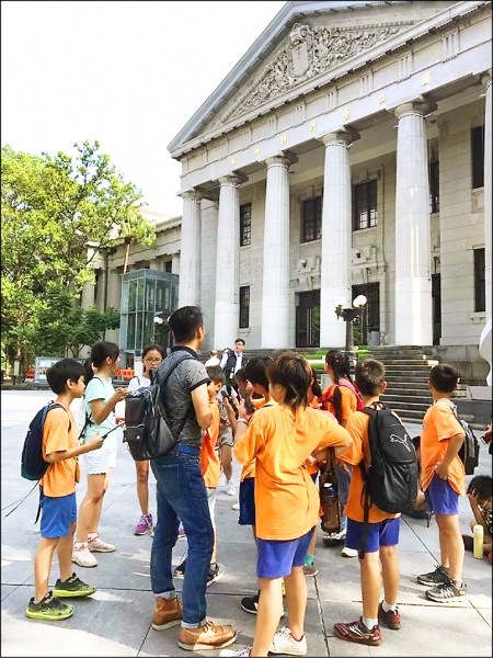 八堵國小學生在校長柴成瑋帶領下，前往台北了解日治時期建築物。（八堵國小提供）