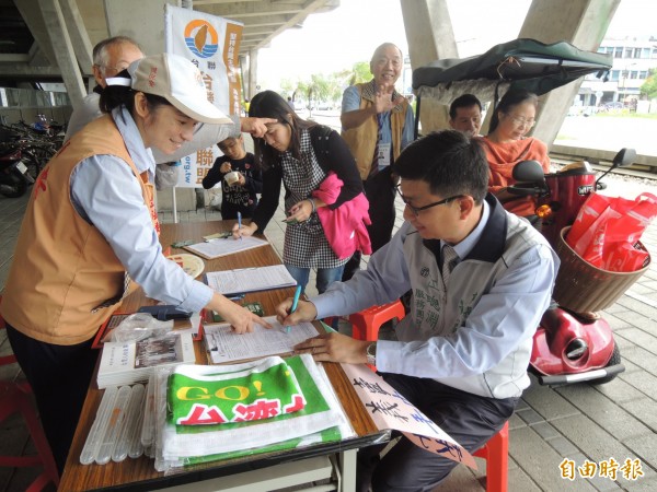 台聯今天在冬山火車站舉辦用台灣之名參加2020東京奧運，獲得不少鄉親簽名響應。（記者江志雄攝）