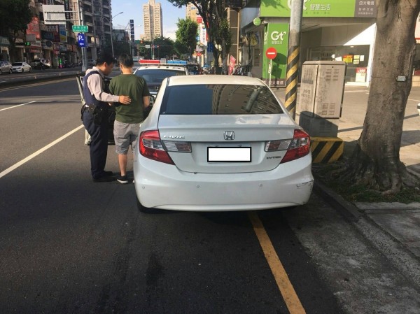 房姓男子（左2）違規停車，被警方查獲攜帶毒品。（記者張瑞楨翻攝）