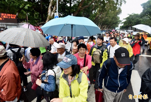 台北市上午舉行長者健行活動，沒想到人潮擠爆，意外造成多人受傷。（記者簡榮豐攝）