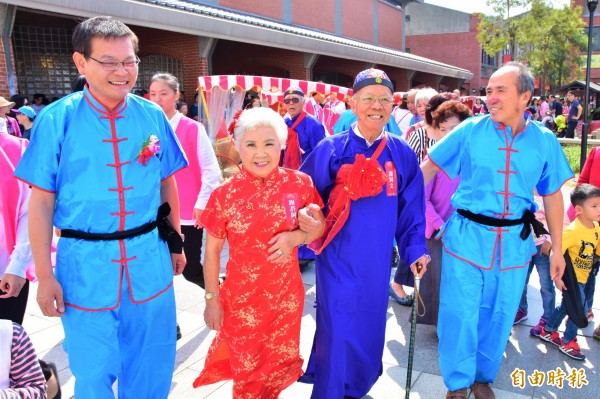 婚齡最長的謝阿文、謝許阿不兩人，結縭超過68年，至今依然甜蜜如新婚。（記者張議晨攝）