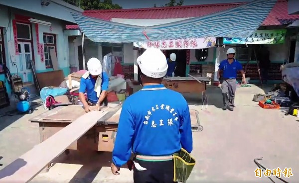 鄭姓民眾與輕度聽障、中度智障的女兒居住的房屋年久失修，南市勞工局獲報後今日動員房屋修繕志工整建。（記者王涵平攝）