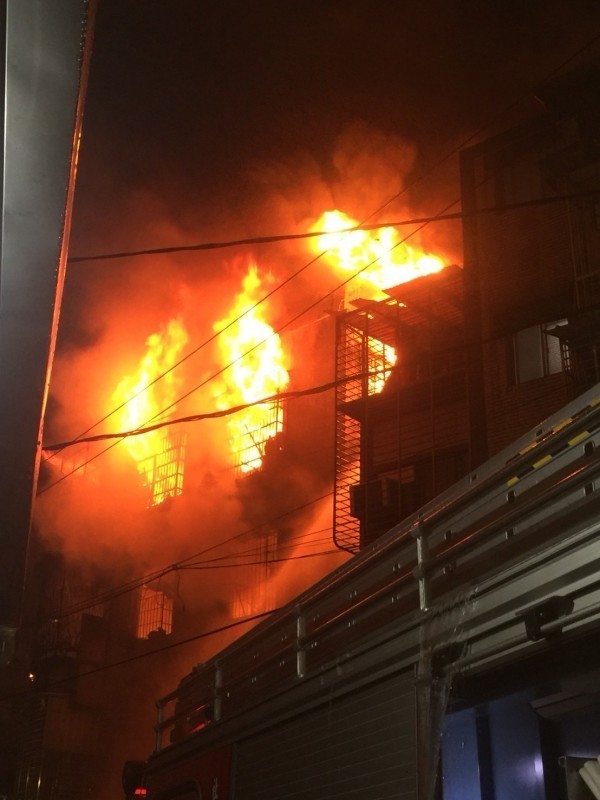 士林社子地區一棟公寓暗夜起惡火。（民眾提供）