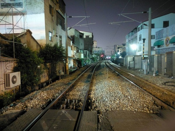 台鐵台南路段今晚驚傳電車線爆炸斷裂意外，列車被迫停駛。（記者王俊忠翻攝）