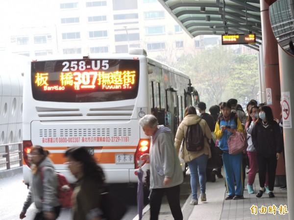 雙北市擬共同推出搭乘捷運、公車、公共自行車都享優惠的公共運輸月票，鼓勵民眾多搭乘大眾運輸。（記者何玉華攝）