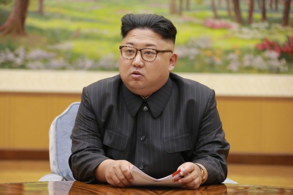 面對中國強硬制裁北韓企業，北韓領導人金正恩不滿，於昨（29日）下令撤離所有在中國的北韓勞工。（法新社）