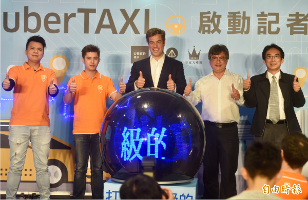 uberTAXI舉行正式啟動記者會，Uber亞太區首席商業總監Brooks Entwistle（中）、亞太衛星車隊總經理陳新鈞（右）、皇冠大車隊總經理吳俊德（右二）、Q Taxi總經理華冠富（左二）、營運總監林振崙（左）啟動儀式。（記者簡榮豐攝）